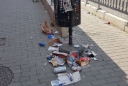 Fotografia dokumentująca stan chodnika przy galerii