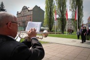 Mężczyzna grający na trąbce. W tle Rynek Miejski w Siemianowicach Śląskich.