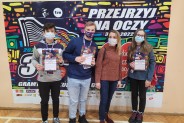 Wolontariusze na tle ścianki WOŚP