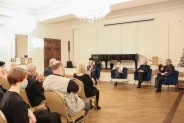 Sala Lustrzana na której widać widzów oraz czterech członków panelu dyskusyjnego.