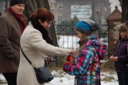 Uczniowie i absolwenci Szkoły Podstawowej nr 13 zbierają datki podczas 24 Finału WOŚP