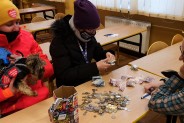 Piesek na rękach wolontariuszki liczącej pieniądze