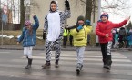 Ludzie-zebry wychodzą na ulice