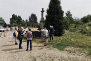 Zdjęcie przedstawia grupę ludzi pod pomnikami i kapliczkami biorących udział w Historycznym…