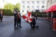 Dotychczasowy komendant miejski żegna się ze sztandarem jednostki