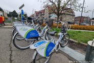 Samoobsługowa stacja rowerowa na pl. 11 listopada,  przy rondzie w Michałkowicach. Na pierwszym…