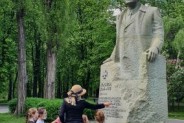 Pod pomnikiem Wojciecha Korfantego