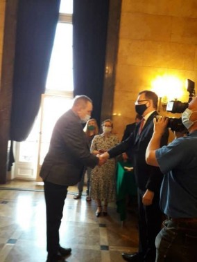 Jan Kuczek (po lewej) odbiera odznaczenie z rą prezesa IPN dr. Jarosława Szurka