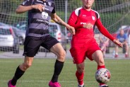 Zawodnik MKS Siemianowiczanki (w czerwonym stroju) walczy o piłkę z zawodnikiem rezerw GKS Katowice