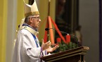 Arcybiskup Wiktor Skworc w kościele pw. Krzyża Świętego