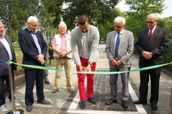 Uroczysty moment przecięcia wstęgi