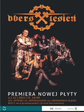 Na czarnym tle żółte logo Oberschlesien oraz sylwestki muzyków, ubranych w stroje sceniczne i z…