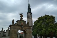 Brama główna. W tle wieża kościoła