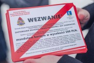 Pokaz siemianowickich strażaków przyciągnął pierwszych sześćdziesięciu wolontariuszy, uczniów…
