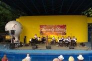 Na scenie solistka - Zuzanna Krupa i big band Siemion Band