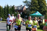 Uczestnicy XIII Silesia Marathonu przy Strefie Kibica w Siemianowicach Śląskich