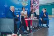 Robert Walczak, Kajetan Duszyński, Henryka Sygut i Marek Banasik siedząc rozmawiają w hali KS…