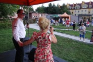 Ujęcie od tyłu sceny. Plan pierwszy artyści. W tle publiczność