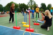 Zabawy zręcznościowo-sportowe dla dzieci na boisku.