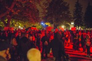 Tłum manifestantów gromadzący się na Rynku Miejskim