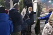 Pani senator podczas obdarowywania choinkami