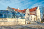 Na pierwszym planie gruntownie odnowiona oranżeria w odrestaurowanym Pałacu Rheinbabenów.