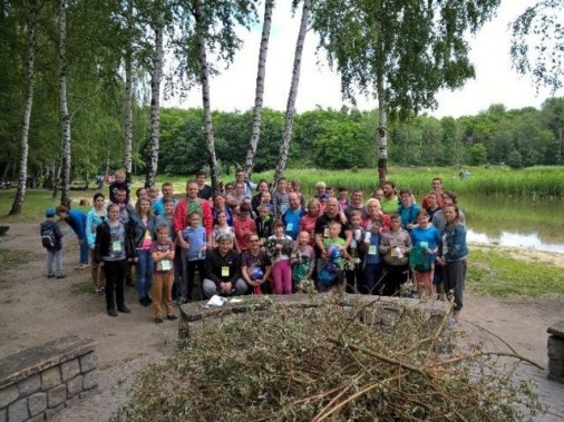 Uczestnicy rodzinnej gry terenowej