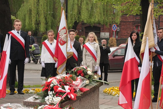 Poczty sztandarowe przy płycie Grobu Nieznanego Żołnierza w Siemianowicach Śląskich