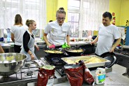 Przygotowania do Wigilii dla samotnych w siemianowickim Zespole Szkół Ponadgimnazjalnych Cogito