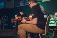 Grający gitarzyści