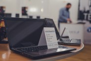 Laptop na biurku.