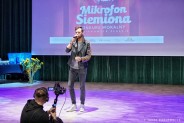 Michał Gabor na scenie. Przed nim na pierwszym planie kamerzysta