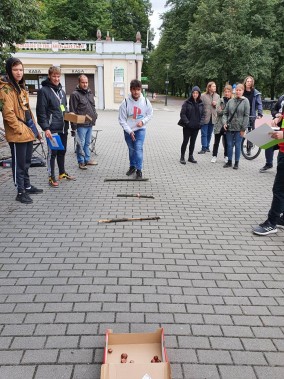 Grająca w rzucanie do celu  młodzież