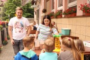 Dzieci i opiekunowie z SCK na tarasie