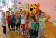 Dzieci podczas odwiedzin  sportowej maskotki Miasta Siemianowice Ślaskie – Tygryska