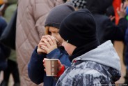 Chłopcy pijący z plastikowych kubków