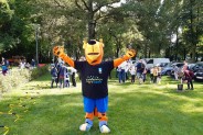 Maskotka promocyjna- tygrys na tle dzieci biorących udział w Sportowisku
