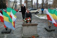 Sekretarz Miasta składa wiązankę kwiatów na Grobie Nieznanego Żołnierza. Na drugim planie stojący…