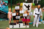 Dzieci z KS Striker na podium obok trenera