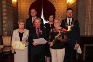 Pamiątkowe zdjęcie pary obchodzacej jubileusz Godów z władzami miasta (11)