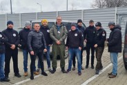 Grupa mężczyzn zaangażowanych w pomoc