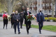 Delegacja radnych SMS pod przewodnictwem radnego Marcina Janoty składa wiązankę kwiatów przy…