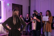 Na sali lustrzanej ekipa filmowa podczas nagrywania