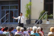 Alexander Martinez na schodach tarasu SCK Zameczek oraz publiczność.