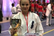 Daria Dobkowska - Szefer z pucharem z III miejsce w Mstrzostwach Polski w karate kykushin