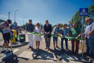 Rafał Piech, Agnieszka Gładysz, Adam Cebula wraz z radnymi przecinają wstęgę.