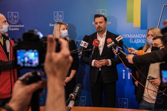 Prezydent Rafał Piech w trakcie briefingu prasowego.