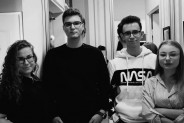 Uczniowie realizujący projekt - zdjęcie czarno-białe