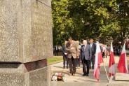 Adam Cebula, przewodniczący Rady Miasta Siemianowic Śląskich oddaje hołd przed Pomnikiem Czynu…