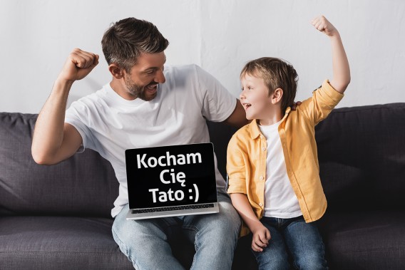 Tato z synkiem przy laptopie